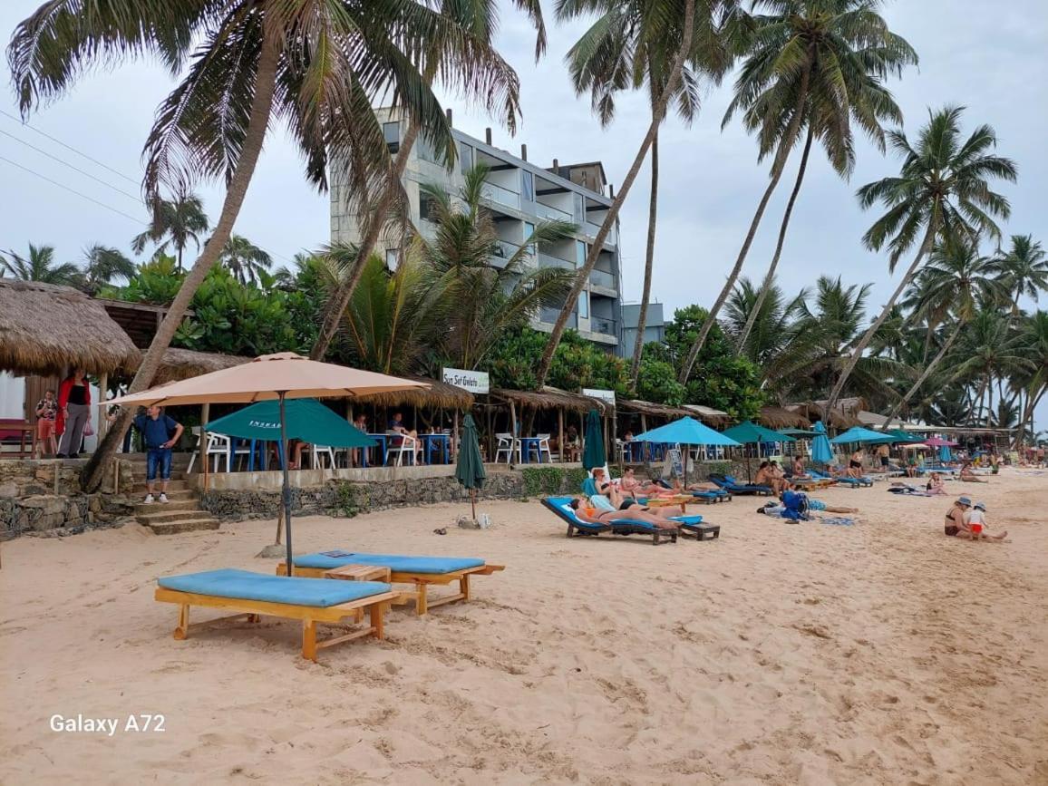 Suncoast Beach Hotel Mirissa Exterior foto